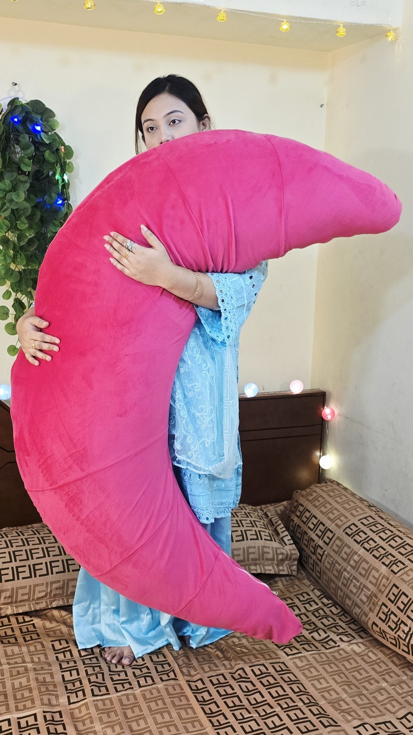 Moon Pillow with cover আমরা কল করে জেনে নিবো কি কালার নিবেন।